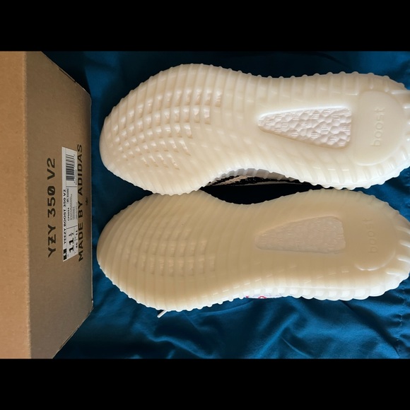 Adidas Yeezy Boost 350 V2 - Picture 3 of 7